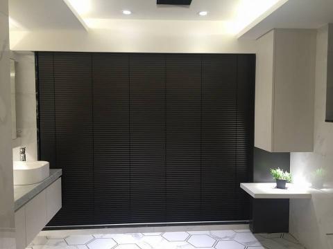 果田田果室內裝修有限公司 - 浴室泡澡,鋁百葉一開,陽光伴隨樟樹葉縫,灑進金黃光線