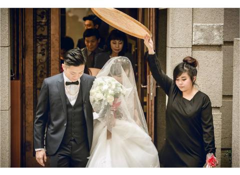 喜娘嘟嘟 - ：：專業媒人：：

專業禮俗知識
文定，迎娶相關內容
提供儀式相關用品
租借，代購都有

儀式一點也不麻煩
儀式一點也不復雜

儀式是
文化的傳承
美麗的回憶
長輩的祝福