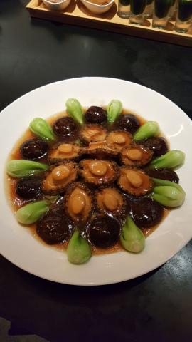 創意與傳統的火花．Shawn私廚 - 高湯花菇鮮鮑魚(桌菜)