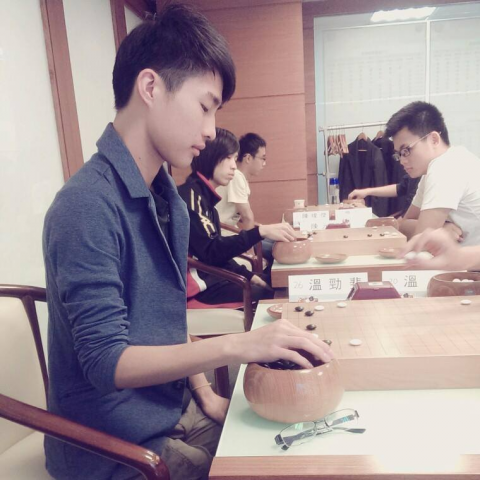 提供電子琴入門服務的專家溫勁斐