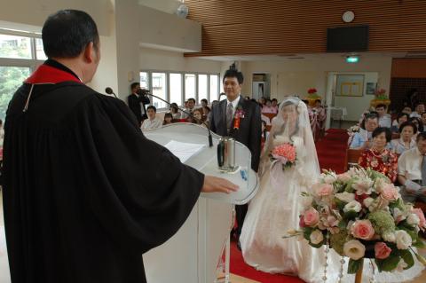 吳高樹 - 神父主持結婚儀式