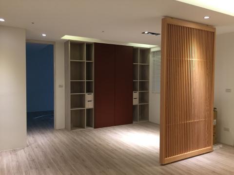 草自生 設計工作室 - 暫定為兒童遊戲區的區域，運用簡單的磁性黑板漆 漆出色塊 為空間增加一點點的個性。