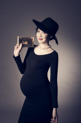 陌生人之眼攝影工作室 - 孕婦寫真，攝於攝影棚內。