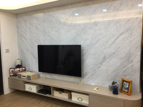 大廷設計工程有限公司 - 大理石牆面搭配木作櫃體及天花板設計，完美呈現。