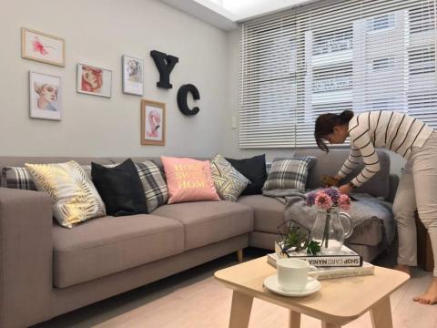 A-H空間設計 - 【回家的幸福感 | 拍攝花絮】

工作到了拍攝完工照時，
總是最歡樂的時光
看著軟裝設計師俐落的佈置
家的感覺也更加真實了~~

✧  期待美美照片出爐  ✧

室內設計 | #AHspacedesign
軟裝設計 | #SumerTsai
-----------------------------------
ABOUT US 
公司 | AH spacedesign 
電話 | 02-2933