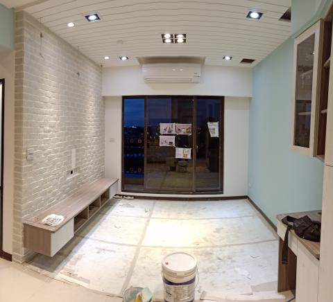 瘋窩塗裝(窩瘋塗裝企業社) - 造型立體線條的天花v. S淺色文化石，搭配牆面和櫃體跳色，營造獨樹一格的客廳