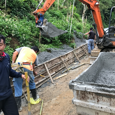 汏業工程有限公司 - 陡峭山坡路面護坡施工