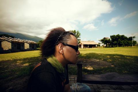 孔繁毅 - ©版權所有請勿使用 主角是原住民歌手,在他的原鄉聖地的一顆樹下,用閃燈微微打亮他的臉.