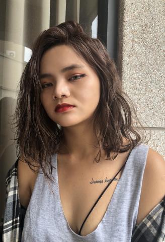 Mika - 真的是底片殺手來著！   正翻了～ ???

歐美感的 挑染線條  /  霧感杏仁色 
 
強烈的線條感呈現 ，是性感、具個人風格女孩的最愛❤️❤️❤️
層次分明的挑染線條 ，隨著風的搖擺。 更為性感迷人！
叫人怎麼不愛呢？！
MIKA Llne ID➡mikasetting 
Multi salon 地址➡台中市一中街138-31號

預約電話➡04-22254353