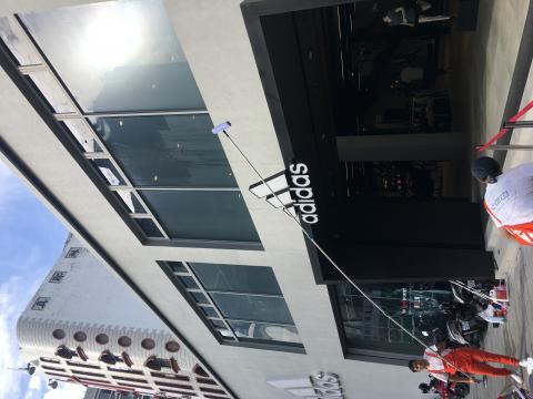 立可白潔淨事業有限公司 - 知名鞋鋪週期性高空玻璃去油垢清潔