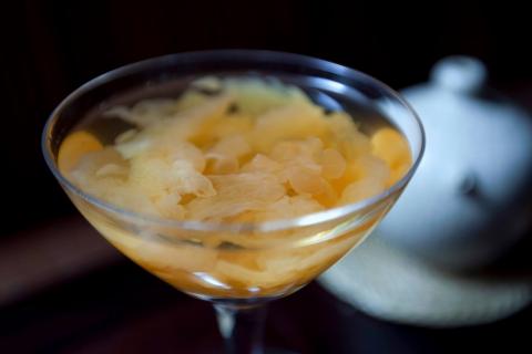 覺蘊天然工坊 - 冰糖銀耳羹的攝影
這是一位慈濟一位總舖師的嘔心瀝血之作，而他請我幫他拍攝，我所要傳達食物的意象是純粹、健康、保健的養生之道。