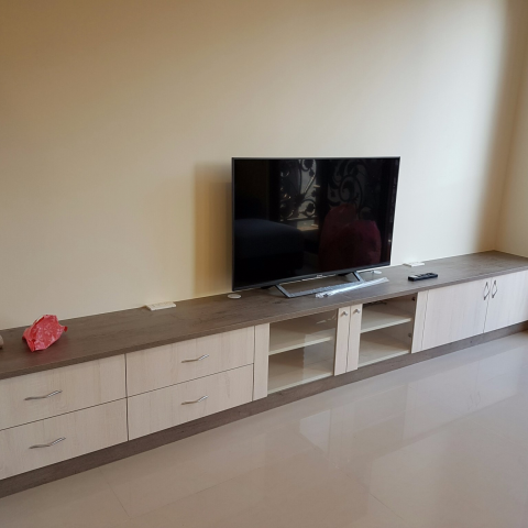 威李工作室 - 電視櫃.下方玻璃門可放置DVD等電器.採用清玻璃方便電源搖控可穿透.
櫃內背板加設差座.避免線路雜亂.電視牆可掛畫呈現出不同的視覺感受
(另外可在電視櫃檯面上配置差座及挖孔),以利後續電器使用及AV端子等使用