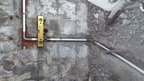 统理水电 - 抓漏，更換押接熱水管。