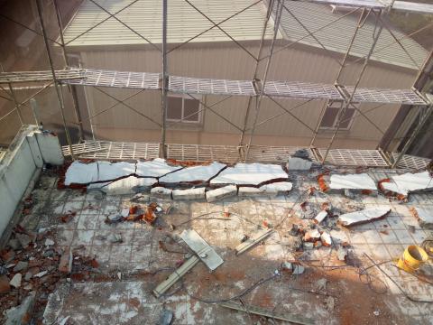 專業拆除打石 - 樓頂女兒牆打除