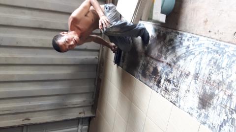 白容樺房屋修繕工作室 - 木板上貼磁磚