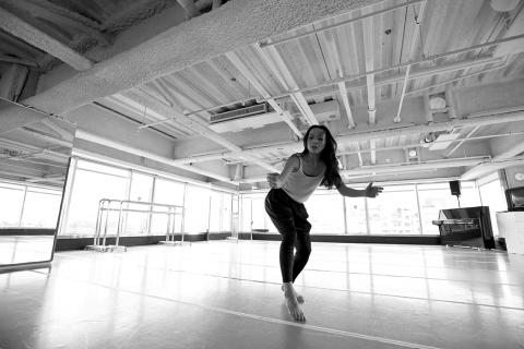 孔繁毅 - ©版權所有請勿使用 知名舞蹈家的肖像.似乎顏色的抽離,更使得她的肢體語言更為鮮明.