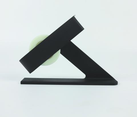 KUN'S  DESIGN - 此設計想要把翻轉及轉折的概念帶入膠帶台的型態，在翻轉環繞的概念中保留簡單
的感覺，極簡、沉穩、設計感，這就是Reversal