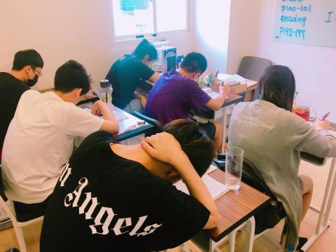 Henry老師（逆風文化教育顧問團隊） - 暑期高三考衝自習輔導