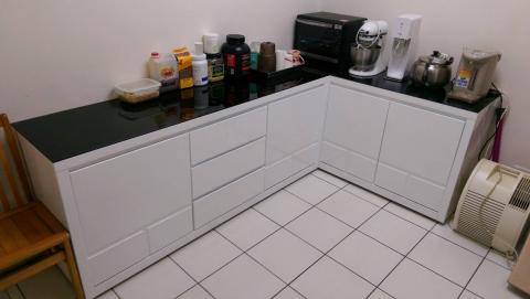 祥富家具行 - 客製化亮烤白餐櫃
全木芯板材質
緩衝後紐
8mm強化黑玻璃
隱藏斜把手