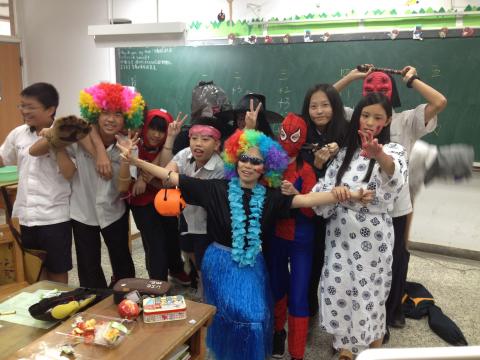 夏老師 理化 - 萬聖節的化妝英文表演