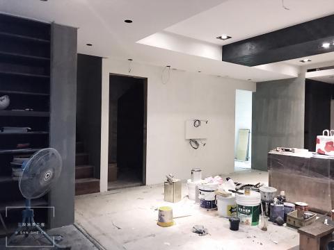 三設企業 - • 施工地點:七堵透天厝
• 服務項目:全室粉刷噴漆、特殊仿飾藝術塗裝
• 坪數:60坪
--------------------------------------------------
⚠️歡迎需要粉刷裝潢的老闆們請致電或私訊詢問哦～
?服務範圍：北北基、桃園、新竹以北
?免費線上諮詢?免費到府估價
➖提供線上報價服務➖
✅免費諮詢專線：0987350753