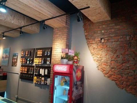 大漢開發工程有限公司 - 工業風-店面裝潢
(2)