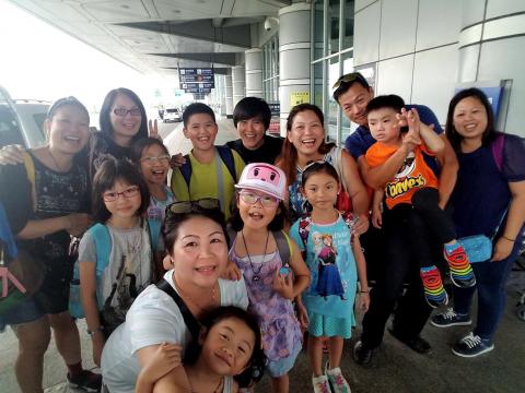 瑞勳國際旅行社 - 香港朋友讓路路司導服務，離別前的合影！期待下次來台灣