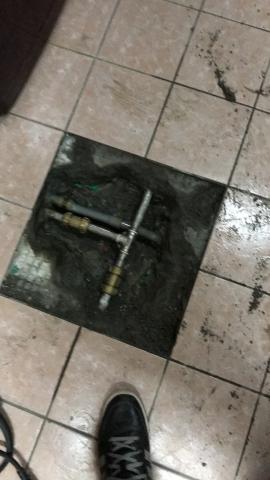 隱城水電工程公司（台北24小時水電維修） - 地板漏水到樓下去 ，熱顯儀探測後，發現是熱水管破裂，修復完成