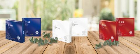 LiN品牌設計 - 視覺概念＿
此款設計除了以美妝產品包裝常用的鋁箔卡材質印製外，運用飽和底色更是強調「絲滑」的關鍵。透過飽和用色給予消費者&ldquo;綿&rdquo;與&ldquo;密&rdquo;的視覺感受，並依水嫩、緊緻、透白等特性繪製專屬花綻，使產品更貼近保養類商品需有的形象。

Credit＿
Client : Anlac 雅樂卡  
Company : 國際智家整合設計有限公司