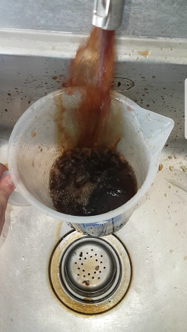 翊潔專業室內水管清洗 - 此為30年老房，因從未清洗過水塔所以水管淤泥累積許久導致水流堵塞。
此圖為本公司清洗圖