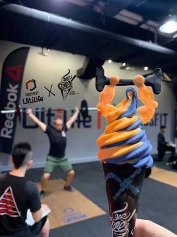 酷礦美式手作霜淇淋-台中公益店 - 酷礦美式手作霜淇淋為健身房開幕所特製的冰品，上方加上壯壯手臂和啞鈴，和後方正在健身的舉重貴賓相映成趣，增添健身房活動樂趣。