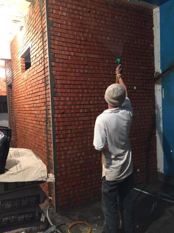 仁祥泥作工程 - 打底前灑水