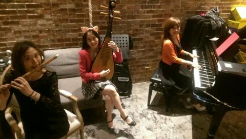 溫馨，有趣，烏克麗麗伴奏/彈唱的"雙語"女主持人 - 商演樂手 -- 琵琶
從小練習琵琶古曲, 跟演奏家不一樣的是: 我通達12個調子即興跟團與跟歌手, 都沒有問題. 