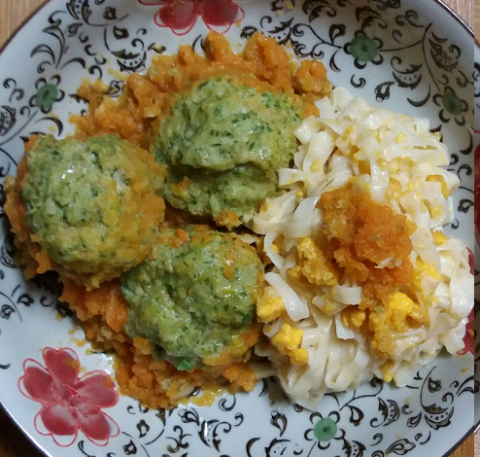 雨咚奇異科技有限公司  - 即興料理:菠菜肉丸子拌麵 醬汁是鹹
                      蛋油汁