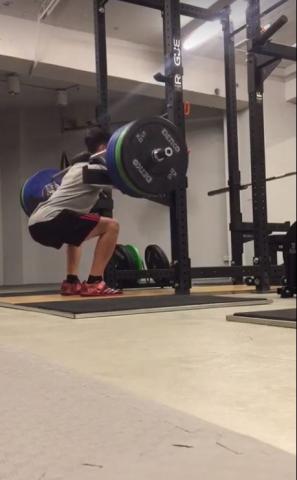 David 建宏 - 握把式深蹲195kg，為自身體重3倍
