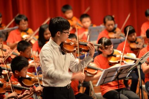 陳逸勳小提琴老師 - 指導的國小弦樂團發表會上，擔任韋瓦第【夏】的獨奏部分
