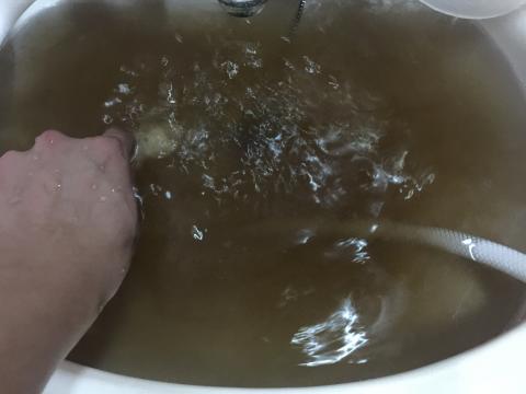 鄭文鐘 - 正在使用高週波清洗管內汙垢