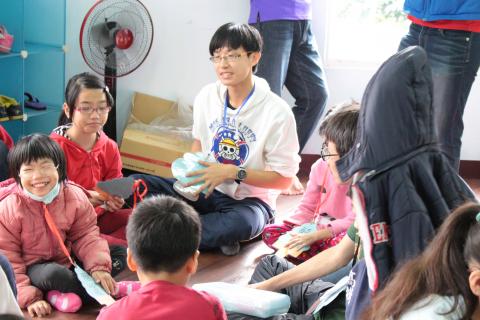 高雄師範大學 - 帶營隊時與國小孩童們的互動過程