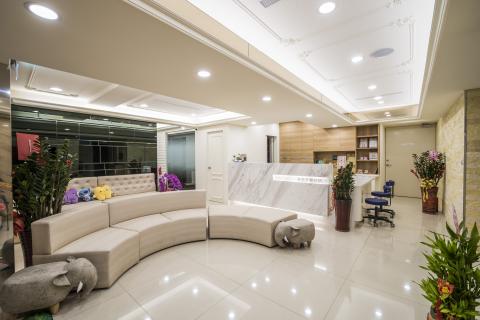 邑豐室內裝修業有限公司 - 空間性質: 牙醫診所/ 商業空間
座落位置: 新北市 泰山區 
建物面積 : 70坪 
室內格局 : 櫃檯/ 等候區/ 洽談區/ 器具消毒區/ 診療室/ X光室
主要材料 : 大理石/ PVC 地板/ 鑿面大理石/ 烤漆玻璃/ 不銹鋼/ 系統櫥櫃/ 鉛板

免費諮詢專線: 02-2599-3559
公司地址：台北市大同區承德路三段138號2樓
網站: www.eflux.com.tw