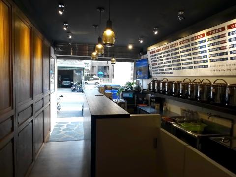 京采空間設計 - 竹北 品媞茶飲 – 文信店
面積:15坪 (有效使用) 。 
座位:12人。
風格:中式簡約。
特色:高山原味烘培茶飲 / 西式簡餐 / 中式鄉村風味意象 / 內用餐區休閒空間配置 / 預留文創海報活化看版。
外帶區吧檯 / 亂石岩片鋪面地坪 / 中式立體柚木門板形象牆 / 中式胡桃窗花(冰紋)屏風 / 中國紅噴漆 / 休憩區茶鏡 / 重點投射及主題吊燈 / 壁面洗牆LED燈 / 鋼刷PVC木紋 京采空間設計 - 竹北 品媞茶飲 – 文信店
面積:15坪 (有效使用) 。 
座位:12人。
風格:中式簡約。
特色:高山原味烘培茶飲 / 西式簡餐 / 中式鄉村風味意象 / 內用餐區休閒空間配置 / 預留文創海報活化看版。
外帶區吧檯 / 亂石岩片鋪面地坪 / 中式立體柚木門板形象牆 / 中式胡桃窗花(冰紋)屏風 / 中國紅噴漆 / 休憩區茶鏡 / 重點投射及主題吊燈 / 壁面洗牆LED燈 / 鋼刷PVC木紋