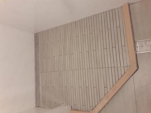 建興工程 - 淋浴間，
地板是用馬賽克磁磚，排水容易好整理