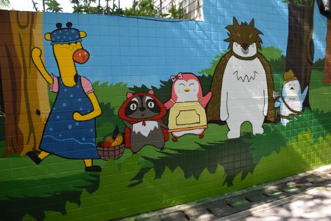 徐巽珩 - 《中和國小地下停車場彩繪》
由業主提供設計圖，與同學多人共同繪製。