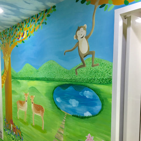 Brenda - 壁畫手繪：
森林風，猴子、鹿、長頸鹿，活潑充滿活力。