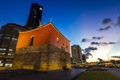 孔繁毅 - ©版權所有請勿使用 週邊修整後的北門.魔術時間是老天爺打光,與主體本身亮度的拿捏.