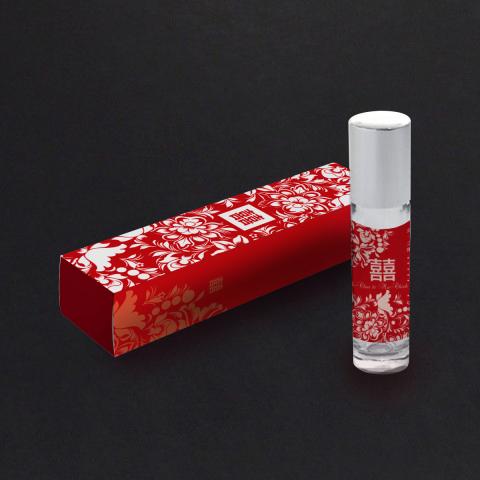 ＪＴ - 婚禮小物-彩盒＋瓶身貼紙
充滿喜氣的紅，花團錦簇
客戶本身是從事樟腦相關產業，
所以使用樟腦油來當婚禮小物。
