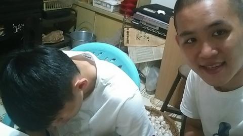 陳政宏 - 讀國際學校又聰明的柏丞,學習速度和成效都很好,反應靈敏的他,總是能有獨特又快速的解題思維。 陳政宏 - 讀國際學校又聰明的柏丞,學習速度和成效都很好,反應靈敏的他,總是能有獨特又快速的解題思維。