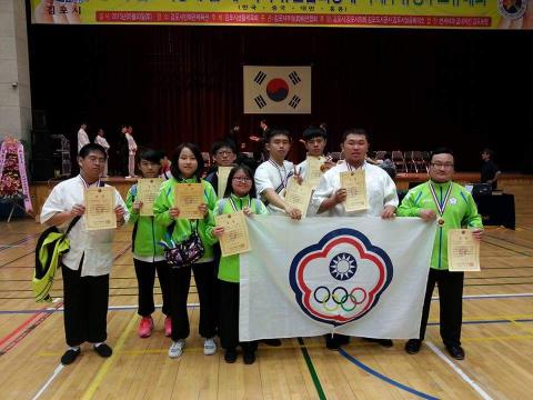 仁薪武學 - 帶隊參加韓國仁川世界盃國際武術散打錦標賽獲獎合照