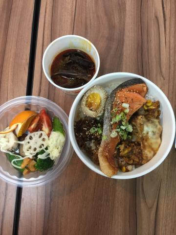 小潘珠寶、室內設計-工作室 - 鮭魚丼飯餐