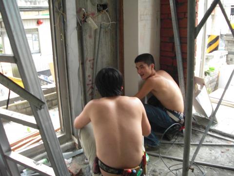 可漢國際科技有限公司 - 看到兩個(水電師)在摸魚,但是~~地板上怎沒水??