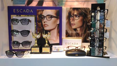 聯聖眼鏡 - 曾經獲得高雄元新眼科中心
年度"最佳服務精神獎"及
"最佳指導員獎"兩項獎座。